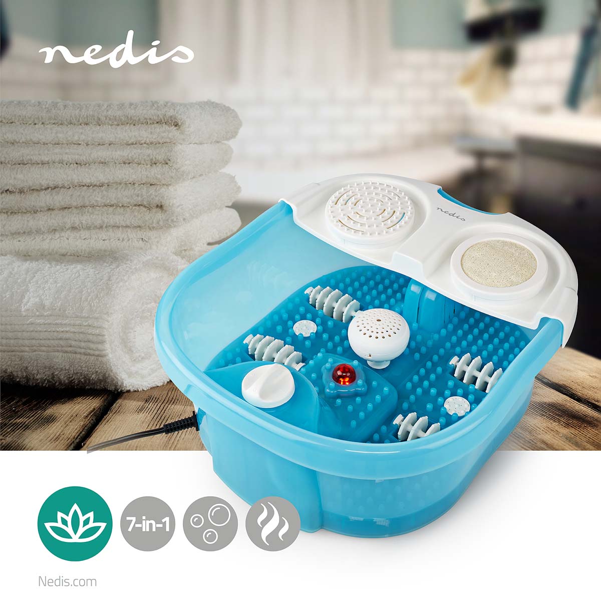 Nedis HCFB400FWT fodspa med tre massage typer i blå farve og hvidt låg placeret på et bord med håndklæder i baggrunden, designet til afslapning og velvære med en række funktioner til fodbehandling