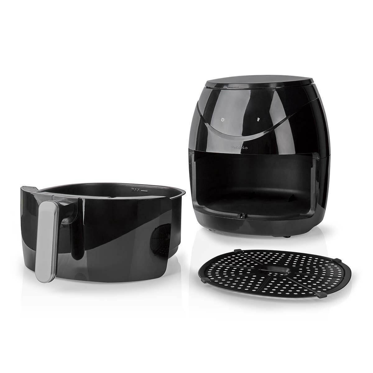 Nedis KAAF250EBK digital luftfryer med en kapacitet på 6,5 liter i sort farve viser en afrundet enhed og en fritstående skuffe med håndtag samt en perforeret bageplade placeret ved siden af enheden