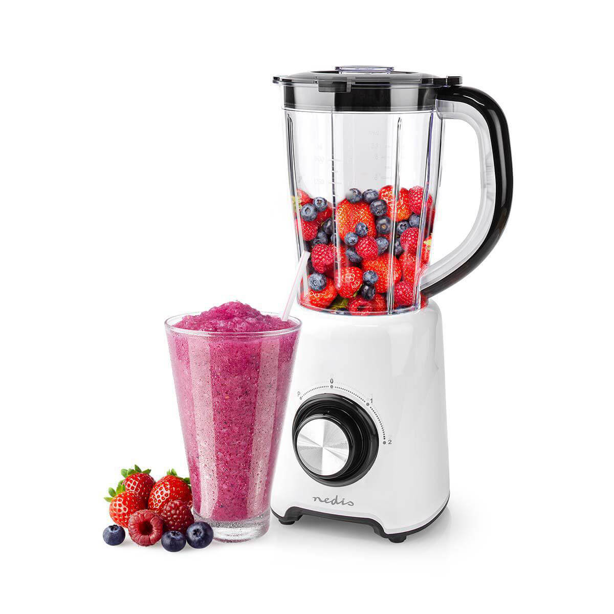 Nedis KABL300CWT blender i hvid med en gennemsigtig beholder fyldt med friske bær og en smoothie i et glas ved siden af samt friske bær i farverne rød og blå på bordet