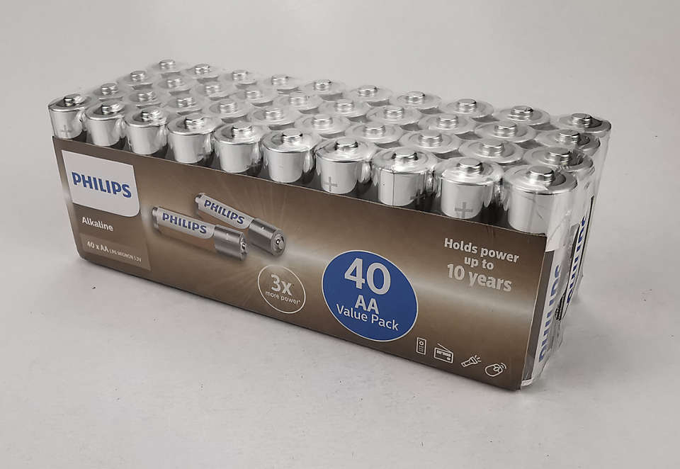 Pakke med 40 Philips LR6A40F Alkaline AA-batterier i en gennemsigtig emballage fremhævet med en blå cirkel som viser tallet 40 og teksten Value Pack samt information om at batterierne har en holdbarhed på op til 10 år