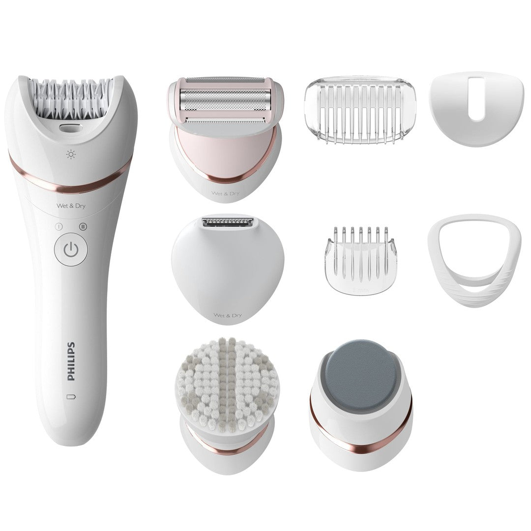 Billede af Philips BRE740/10 Wet & Dry epilator med tilhørende ni tilbehørsdele i lyse farver som inkluderer barberhoved, skrubbehoved og forskellige tilpasningsværktøjer til hårfjerning og pleje.