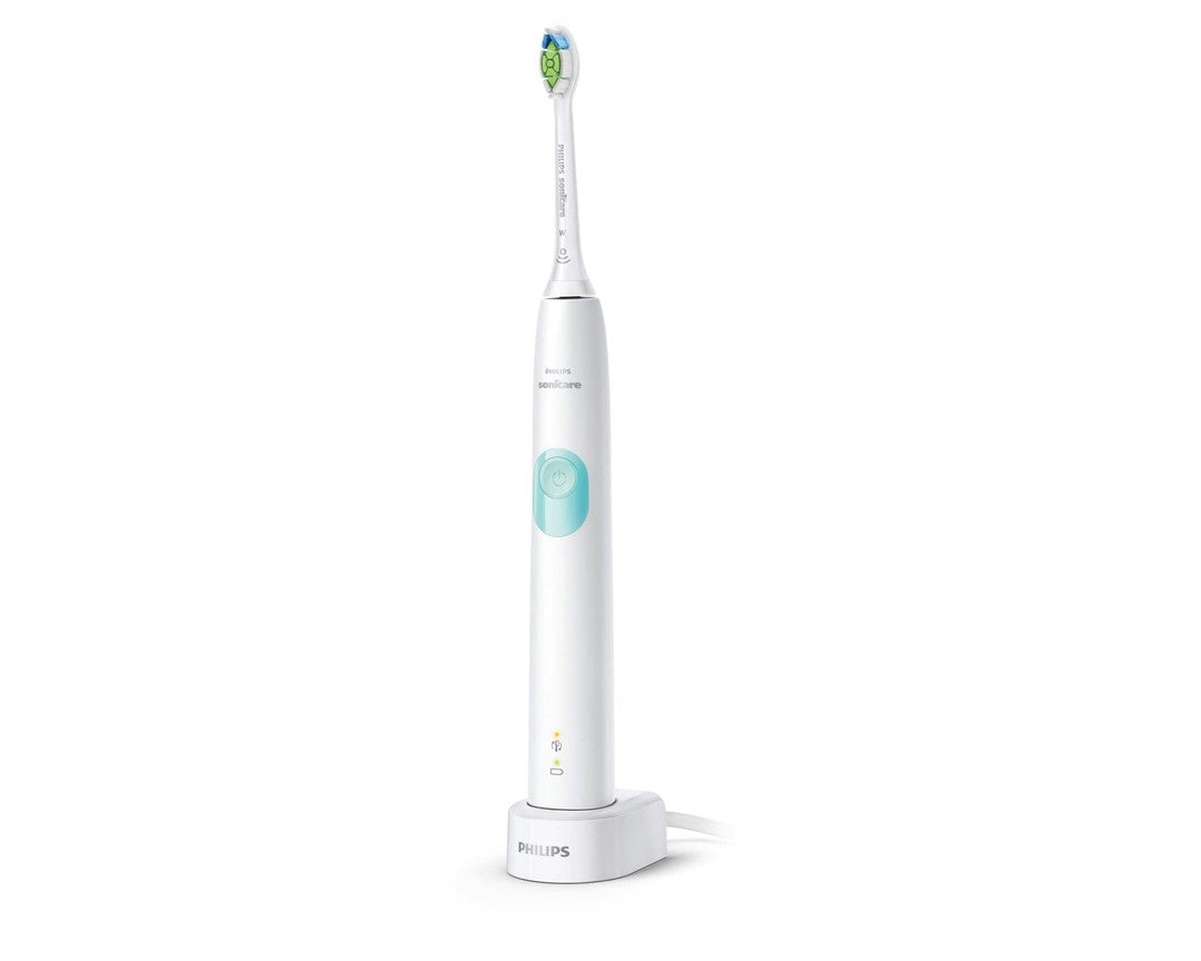 Elektrisk tandbørste Philips HX6807/24 Sonicare Protective Clean 4300 med en hvid krop og blå knap placeret på et ladestativ