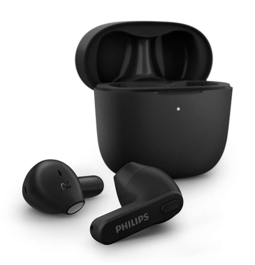 Billede af Philips TAT2236BK/00 True Wireless hovedtelefoner med et sort opladningsetui åbnet og to hovedtelefoner synlige i forgrunden, den ene med en R markeret for højre øre og den anden med Philips logo