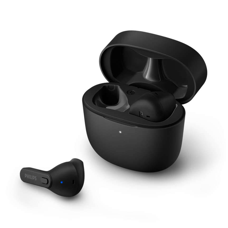 Philips TAT2236BK/00 True Wireless hovedtelefoner i sort med et åbenet etui, der viser de to høretelefoner indeni samt en enkelt høretelefon til venstre for etuiet