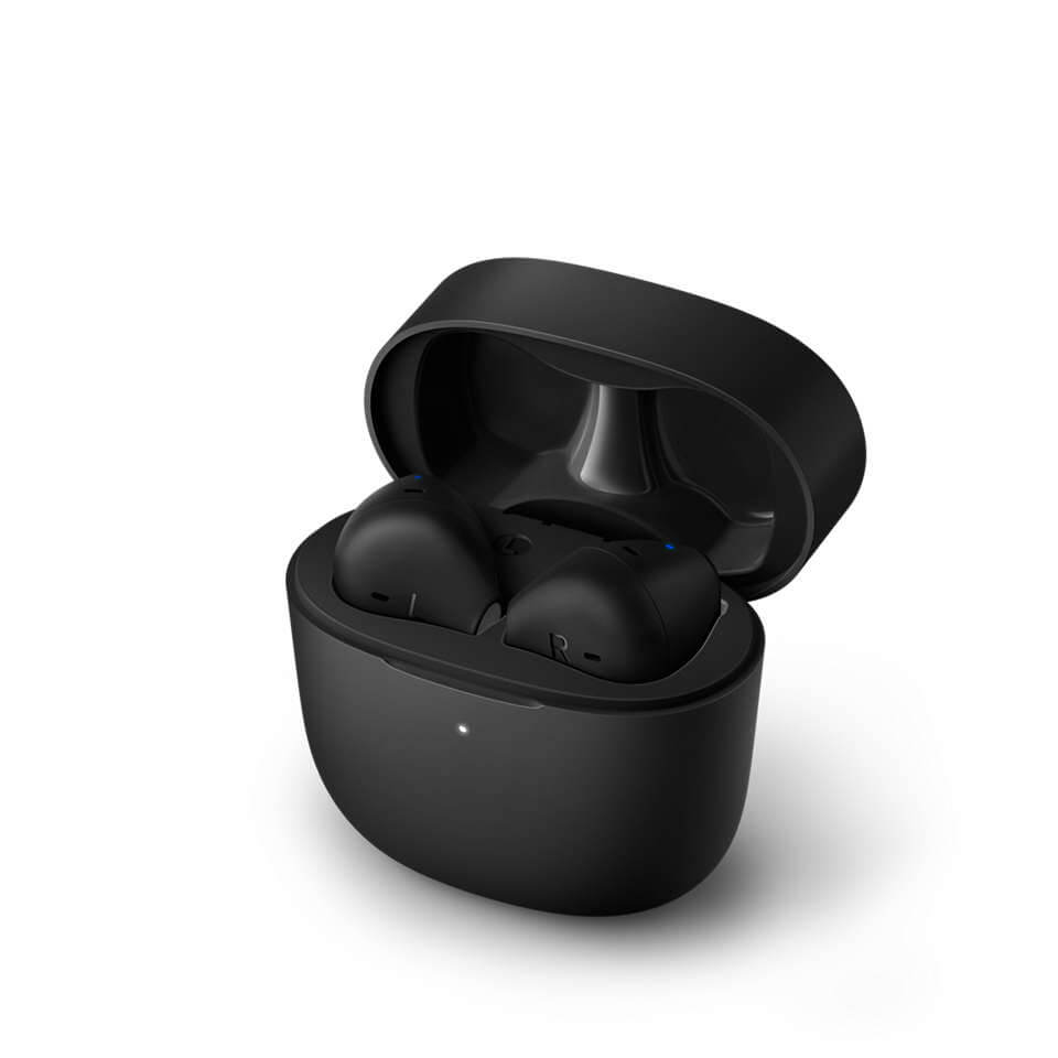 Et billede af Philips TAT2236BK/00 True Wireless hovedtelefoner i en sort opladningsetui som er åbent med hovedtelefonerne synlige indeni