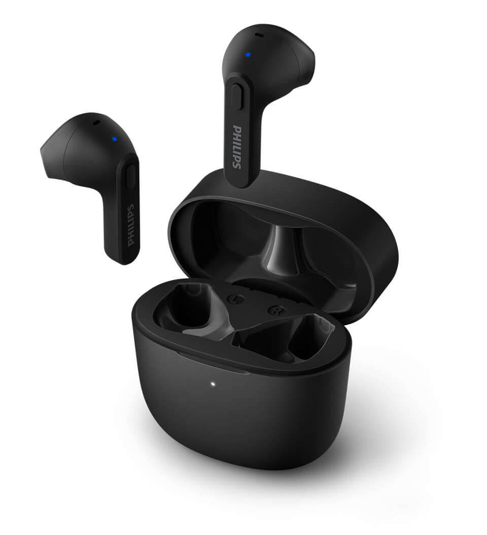 Philips TAT2236BK/00 True Wireless hovedtelefoner i sort farve med en opladningsetui der viser et blåt LED-lys og to fritstående earbuds der hænger over etuiet