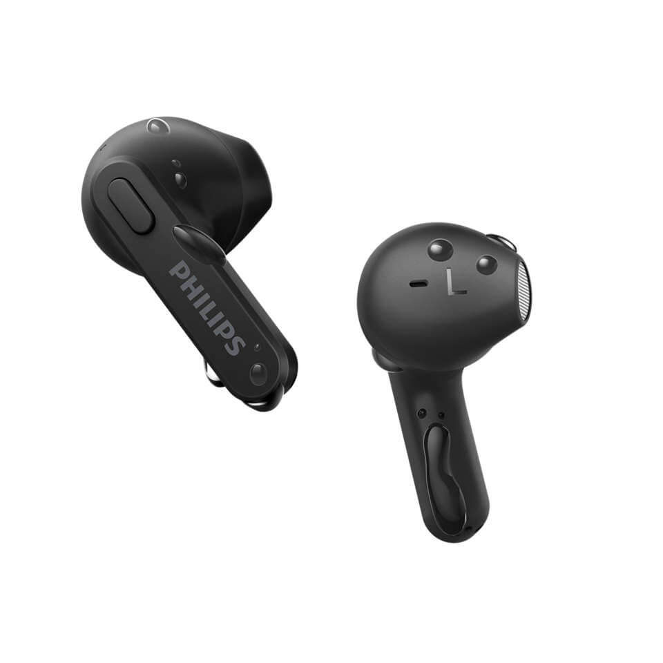 Sort Philips TAT2236BK/00 True Wireless hovedtelefoner med synlige knapper og logo på siden, designet til komfortabel brug og trådløs musikafspilning.