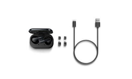 Philips TAT5506BK/00 True Wireless hovedtelefoner med et åbent etui, der viser øretelefonerne samt fire ekstra ørepropper og et USB-kabel ved siden af