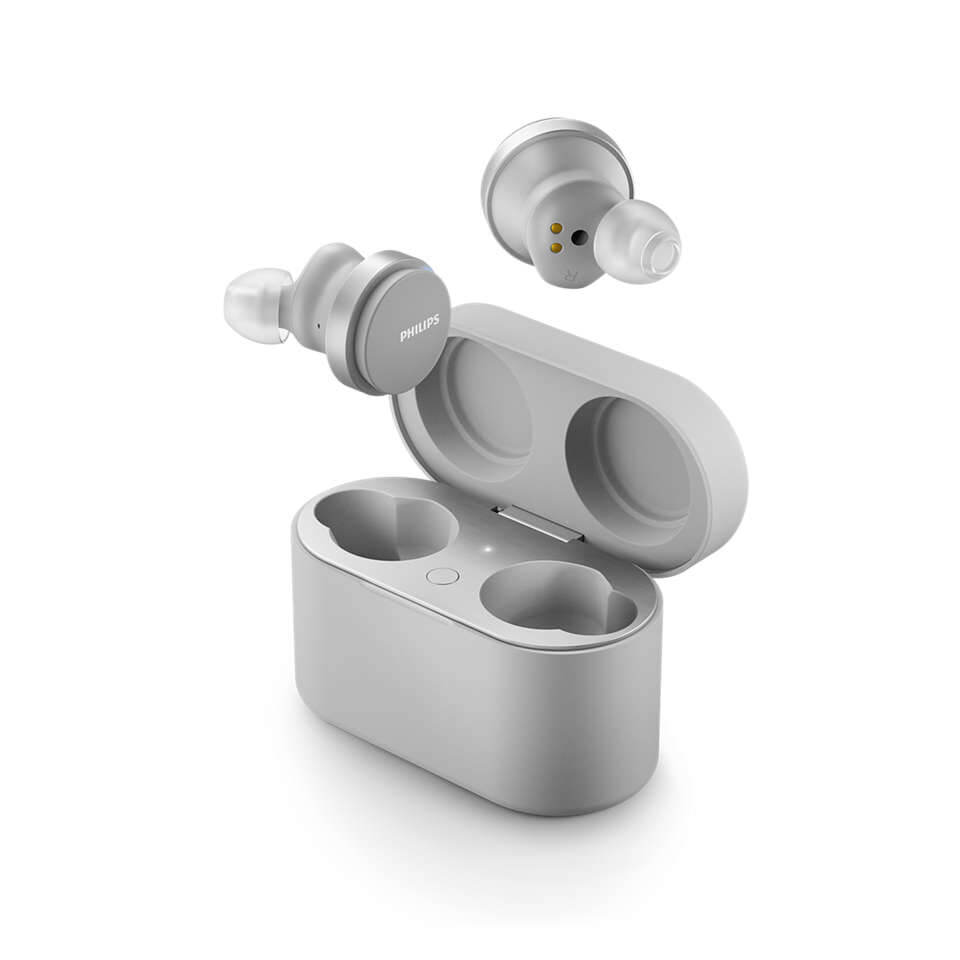 Philips TAT8506WT/00 True Wireless hovedtelefoner præsenteret med et åbent opladningsetui som viser to pladser til høretelefonerne med et par høretelefoner halvt ude af etuiet i lys grå farve