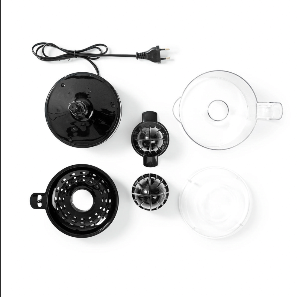 Billede af Nedis KAJC110CBK citruspresser med alle komponenter inkluderet såsom motorbase, presser, si og målebæger i gennemsigtig plast og sort plastik. Kabel til strømtilslutning er også synligt.