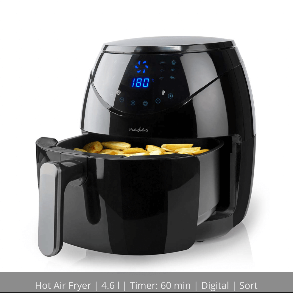 Nedis KAAF240EBK Airfryer i sort med digitalt display der viser 180 grader og en skuffe fyldt med gyldne kartoffelbåde 4 6 liter kapacitet timer på 60 minutter energivenligt design med praktisk håndtag