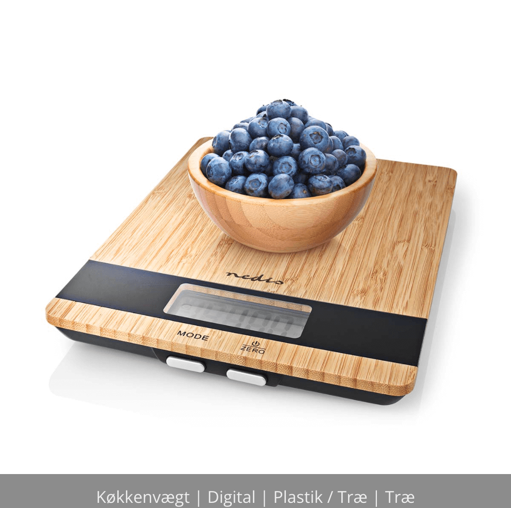 Køkkenvægt fra Nedis med en bund i træ og en digital skærm der viser vægten af en skål fyldt med blåbær. Vægten har betjeningsknapper til indstillinger og nulstilling.
