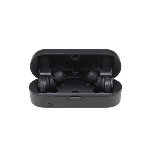 Billede af Audio-Technica ATH-CKR7TW ægte trådløse in-ear hovedtelefoner i en opladeretui med åben låg og høretelefonerne synligt placeret indeni æsken.