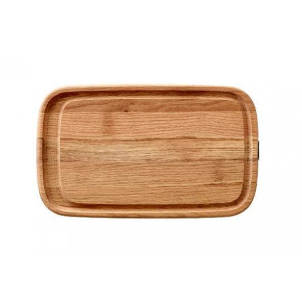 Scanpan Maitre D skærebræt i eg måler 49,5 x 30 cm og har en rektangulær form med let hævede kanter