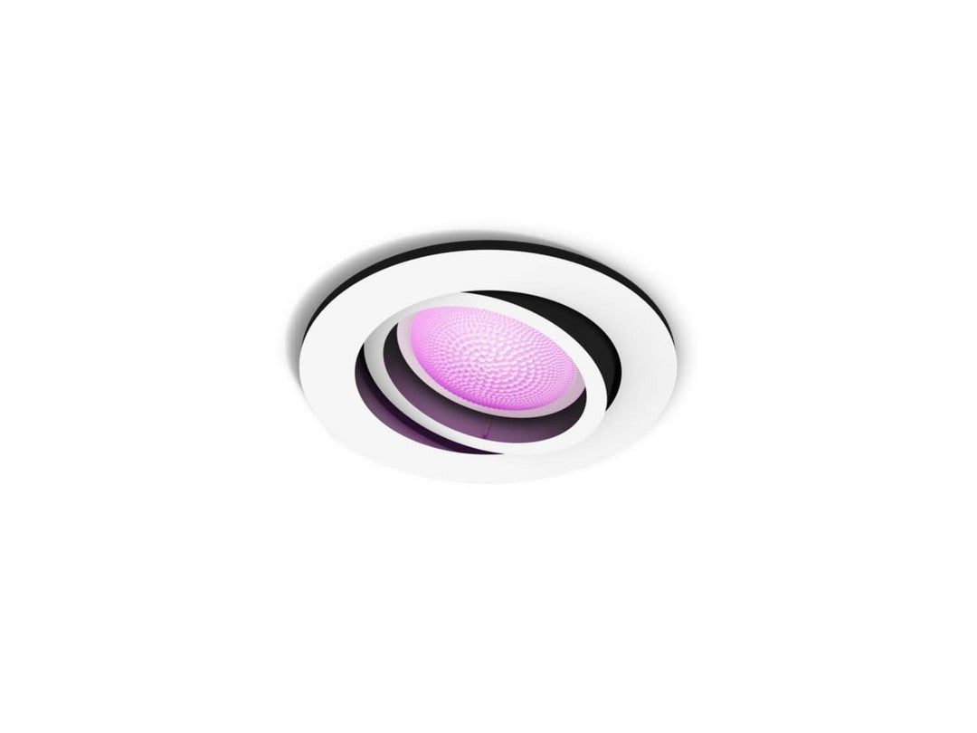 Indbygningsspot fra Philips HUE Centura med en rund hvid ramme og en lyskilde, der udsender pink lys, ideel til stemningsbelysning i hjemmet.
