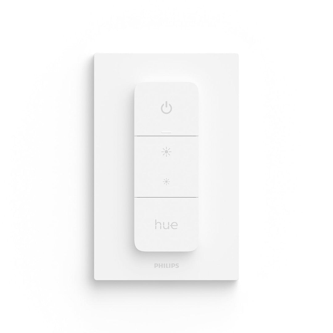 Philips Hue dimmer switch i hvid farve med tre betjeningstaster og en tænd/sluk-knap på en hvid vægplade