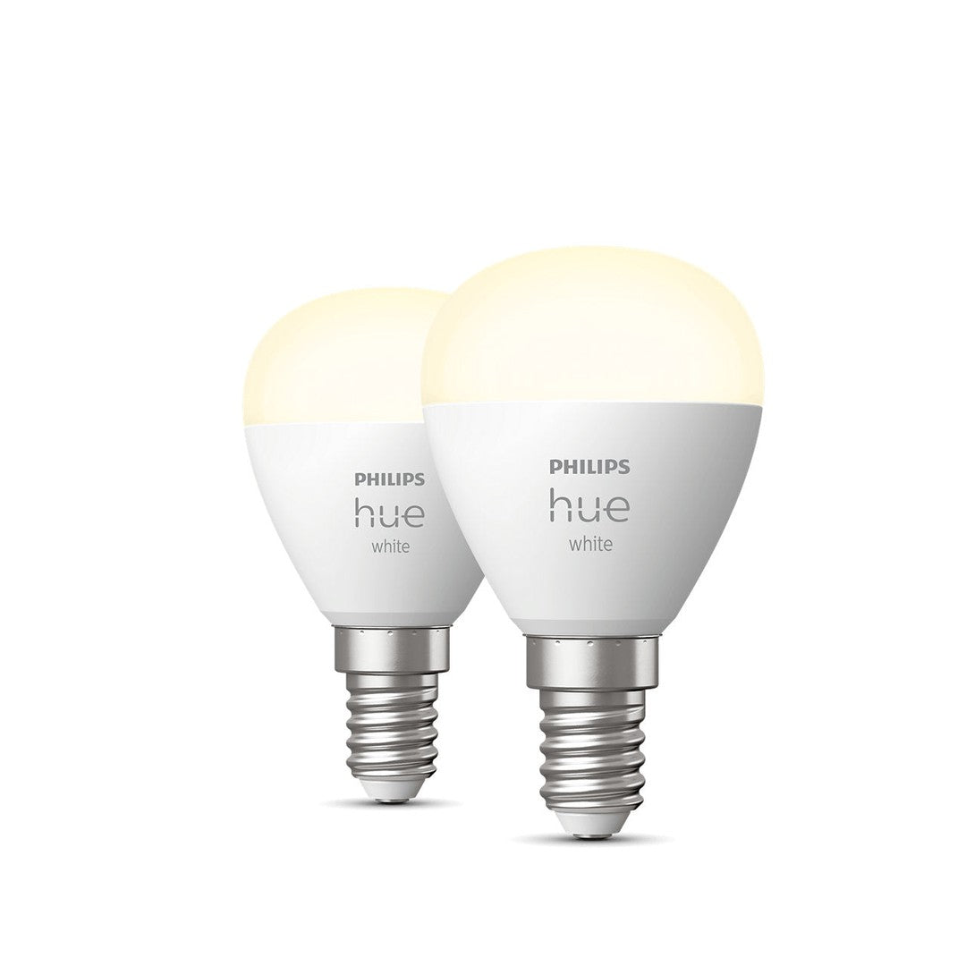To sæt Philips Hue White Krone E14 P45 pærer med rund design og hvid lysudgang pakket sammen på hvid baggrund