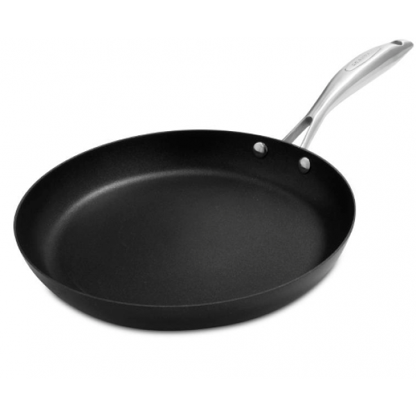 Scanpan 32 cm Pro IQ stegepande med et sort non-stick inderside og et metalhåndtag i børstet stål