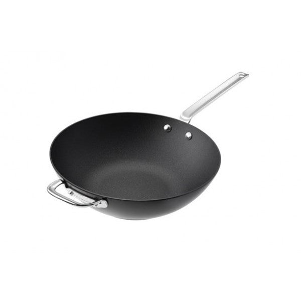 Scanpan TechnIQ wok i sort med en diameter på 30 cm og et langt håndtag i rustfrit stål ideel til asiatiske retter og sautering