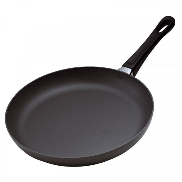 Scanpan 28 cm classic stegepande med en glat sort overflade og et ergonomisk sort håndtag designet til nem håndtering