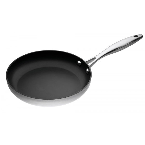 Scanpan 32 cm CTX stegepande med en slidstærk non-stick belægning og et robust metalhåndtag designet til komfort og kontrol